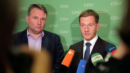 Die Wand ist schon grün: Sachsens CDU-Vorstand um Ministerpräsident Michael Kretschmer (CDU, r) hat sich für Sondierungen mit SPD und Grünen entschieden.