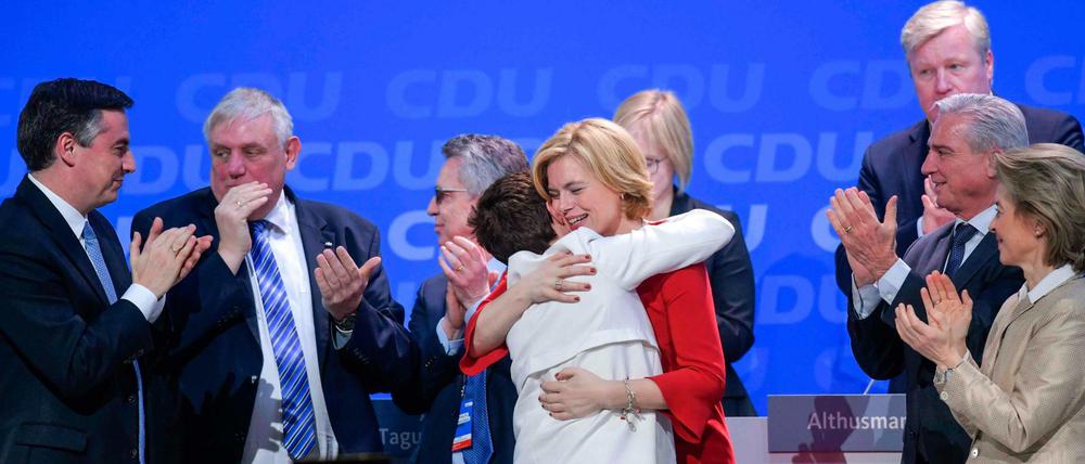 Aus dem Südwesten nach Berlin: Annegret Kramp-Karrenbauer und Julia Klöckner umarmen sich beim CDU-Parteitag, umringt von Bund-Länder-Prominenz.