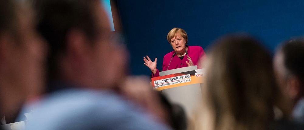 Bundeskanzlerin Angela Merkel (CDU) spricht auf dem 68. Landesparteitag der CDU Saar. 