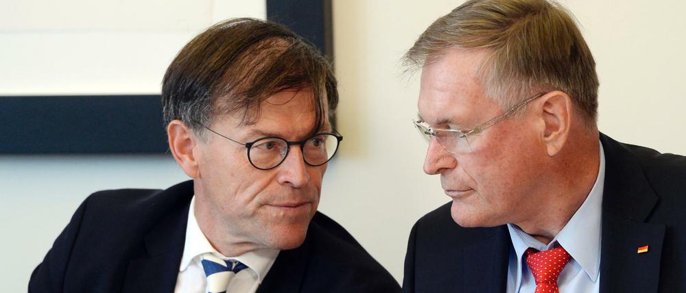 Sachsens Landtagspräsident Matthias Rößler (CDU, l) und Bundestagsvizepräsident Johannes Singhammer (CSU) stellen gemeinsam das Papier "Aufruf zu einer Leit- und Rahmenkultur" vor. 