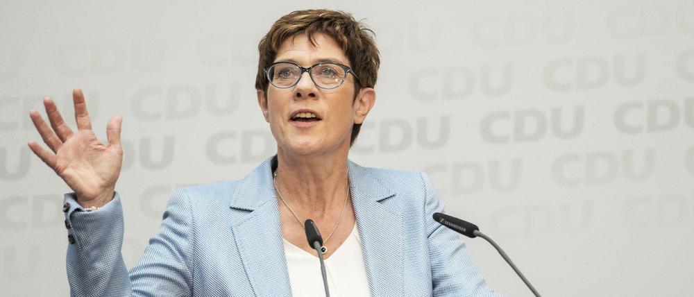 Als CDU-Chefin ins Kabinett. Annegret Kramp-Karrenbauer erweist sich als Allzweckwaffe der Union. 