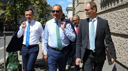 Friedrich Merz geht nach einem Treffen mit dem Vorsitzenden der polnischen Oppositionspartei in Warschau eine Straße entlang.