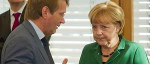 Angela Merkel und ihr damaliger Kanzleramtschef Ronald Pofalla stehen wegen der Verhandlungen im Herbst 2013 um ein vermeintliches No-Spy-Abkommen in der Kritik.