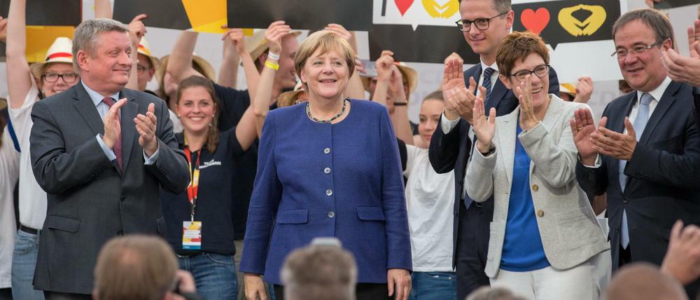 d Bisher scheint die Union rund um Merkel siegessicher. 