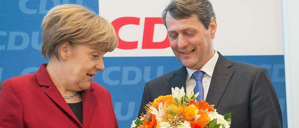 Na immerhin die Blumen sind schön: CDU-Chefin Angela Merkel mit Wahlverlierer Dietrich Wersisch.