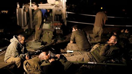 Israelische Soldaten ruhen sich während der Waffenruhe aus. 