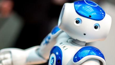 Der für Bildungszwecke programmierte Roboter "Miki" steht am Stand des Ministeriums für Bildung und Forschung bei der Digitalisierungsmesse Cebit.