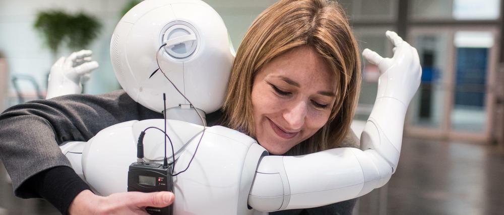 Die Zärtlichkeit der Maschine: Eine Frau umarmt den humanoiden Roboter "Pepper".