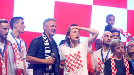 Luca Modric (Mitte), seine Kollegen und die Fans feiern gemeinsam mit dem rechtsradikalen Sänger "Thompson".