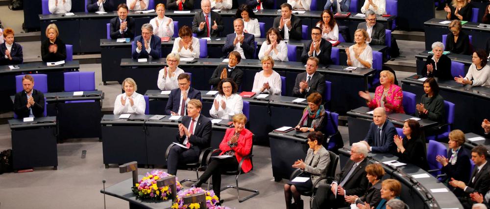 Mitte Januar im Bundestag: Die Frauen in der SPD-Fraktion kommen in weiß, um an "100 Jahre Frauenwahlrecht" zu erinnern. 