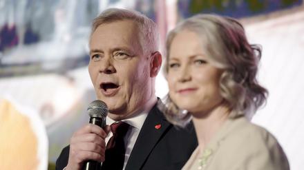 Der Vorsitzende der Sozialdemokraten, Antti Rinne, mit seiner Frau Heta Ravolainen-Rinne am Sonntag bei der Wahlparty in Helsinki.