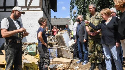 Bundeskanzlerin Angela Merkel besuchte am Sonntag das von der Hochwasser-Katastrophe besonders stark betroffene Dorf Schuld.