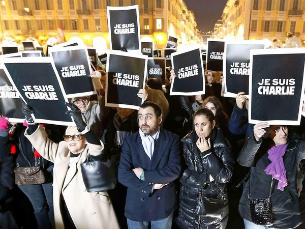 In Nizza gedenken hunderte Menschen mit "Je Suis Charlie"-Plakaten den Opfern des Anschlags in Paris.