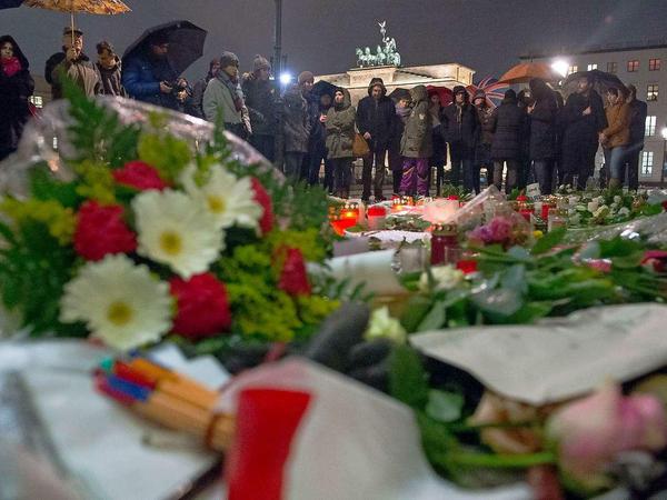Vor der französischen Botschaft in Berlin-Mitte versammeln sich auch am Donnerstagabend viele Menschen und legen Blumen nieder.