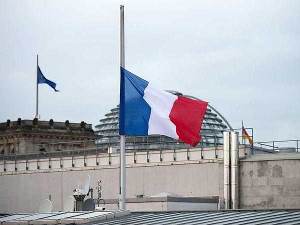 Auch die französische Botschaft in Berlin hat die Flagge auf Halbmast gesetzt.