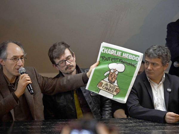 Es ist der erste Auftritt der Macher von "Charlie Hebdo" nach dem Attentat. Sie präsentieren ihre neue Ausgabe. In der Mitte der Zeichner der Titelseite. 