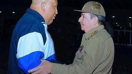 Hugo Chávez und Raul Castro (r.) 2011: Der Venezuelanische Präsident lässt sich schon länger wegen einer Krebserkrankung in Kuba behandeln.