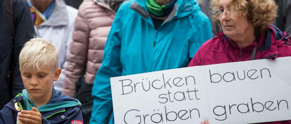 Teilnehmer einer Kundgebung am Samstag in Chemnitz. 