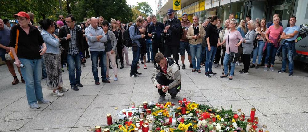 Blumen und Kerzen am Tatort des Messerangriffs in Chemnitz Tatort in der Innenstadt (Archivbild)