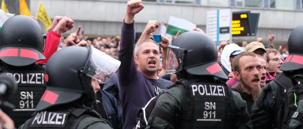 Rechte Demonstranten und Polizisten in Chemnitz. 