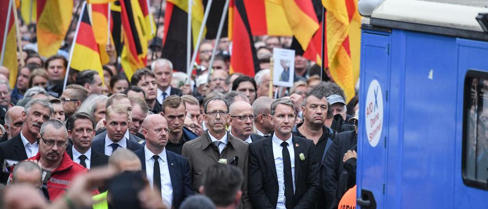 Zurückhaltung war gestern: Die AfD-Politiker Björn Höcke (vorne, r), Uwe Junge (vorne, l) und Andreas Kalbitz (l) demonstrieren im August 2018 mit dem ausländerfeindlichen Bündnis Pegida in Chemnitz.