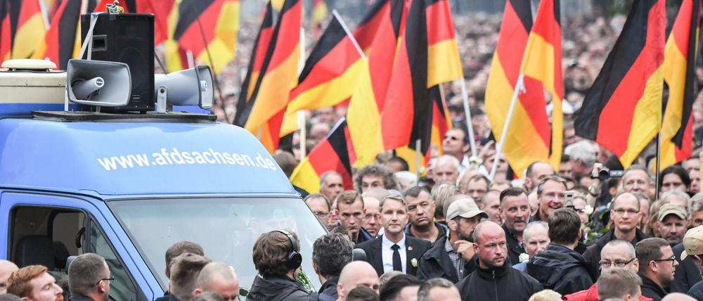 Beim sogenannten Schweigemarsch der AfD in Chemnitz sind mittig der Thüringer AfD-Chef Björn Höcke und ein Stück rechts neben ihm Pegida-Frontmann Lutz Bachmann zu sehen. 