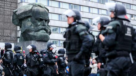 Polizisten sichern eine Demonstration der rechten Szene vor dem Karl-Marx-Denkmal in Chemnitz.