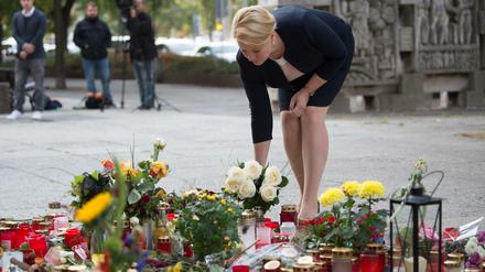 Bundesfamilienministerin Franziska Giffey (SPD) legt am Tatort in Chemnitz einen Strauß Blumen nieder. 