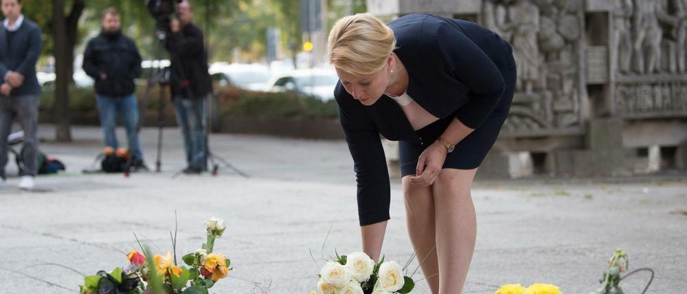 Bundesfamilienministerin Franziska Giffey (SPD) legt am Tatort in Chemnitz einen Strauß Blumen nieder. 