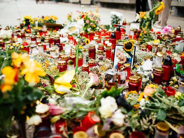 Blumen und Kerzen erinnern am Tatort an Daniel Hillig. 