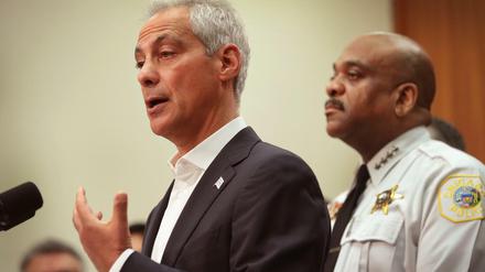 Chicagos Bürgermeister Rahm Emanuel - hier mit Polizeichef Eddie Johnson - klagt gegen den Entzug von Bundesmitteln im Streit um die Migrationspolitik.