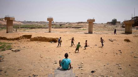 Kinder spielen im Nigerdelta Fußball.