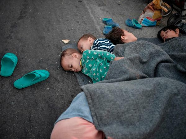 Kinder aus Moria schlafen auf der Straße.