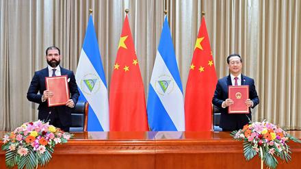 Beziehungen besiegelt: Chinas Vizeaußenminister Ma Zhaoxu und Nicaraguas Repräsentant Laureano Ortega