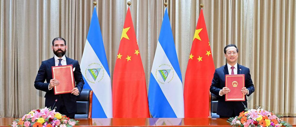 Beziehungen besiegelt: Chinas Vizeaußenminister Ma Zhaoxu und Nicaraguas Repräsentant Laureano Ortega