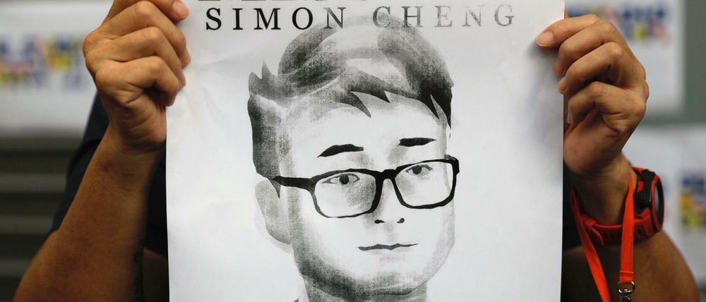Ein Demonstrant in Hongkong hält ein Plakat mit dem Konterfei des zwischenzeitlich vermissten Simon Cheng. 