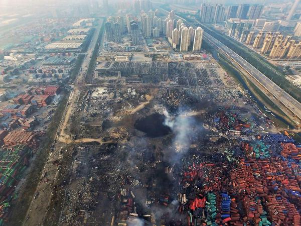 Ein Bild der Zerstörung. Das Foto zeigt den Teil des Hafens von Tianjing, an dem sich zwei große und eine Vielzahl kleinerer Explosionen ereignet haben. Ein Grund dafür war auch war die unsachgemäße Lagerung von gefährlichen Chemikalien. 