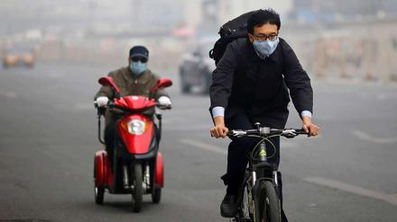 Dicke Luft. Schwer atmen lässt es sich auf den Straßen Pekings. 