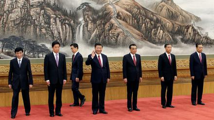 Hier winkt der Chef noch selber: Xi Jinping bei der Vorstellung des neuen Ständigen Ausschusses des Politbüros. 