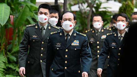 Der chinesische Verteidigungsminister Wei Fenghe läuft mit seiner Belegschaft zu einem Treffen in Singapur.