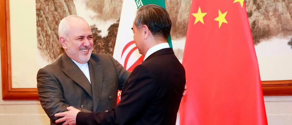 Der chinesische Außenminister Wang Yi (r.) traf Ende August den iranischen Außenminister Sarif in Peking. Auch um eine enge Kooperation der beiden Länder anzubahnen.