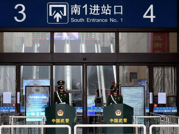 Gut bewacht: Ein Bahnhof in Wuhan 