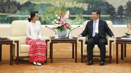 Myanmars Oppositionsführerin Aung San Suu Kyi traf in der Großen Halle des Volkes Chinas Staatschef Xi Jinping