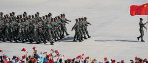 Chinesische Soldaten während einer Zeremonie in Korla, Xinjiang im August 2019