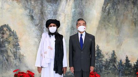 Der chinesische Außenminister Wang Yi (rechts) empfing vor wenigen Wochen den Taliban-Führer Mullah Abdul Ghani Baradar.