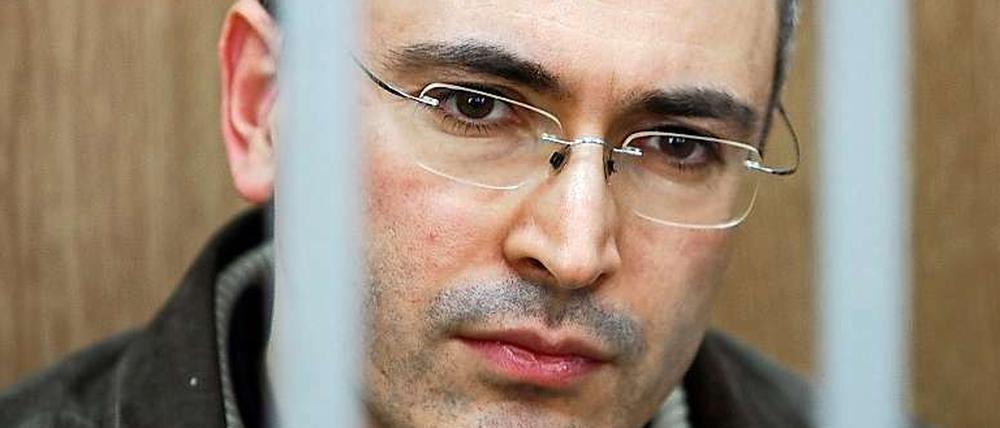 27. Dezember: Kremlkritiker Chodorkowski bleibt weiter in Haft. Ein Moskauer Gericht urteilte, der Gegner von Regierungschef Putin habe gemeinsam mit einem Geschäftspartner Öl gestohlen.