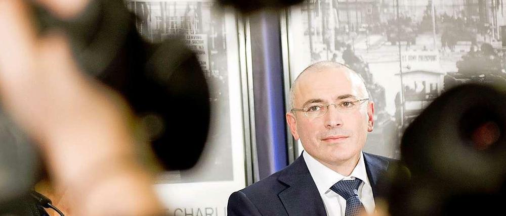 Alle Blicke sind auf ihn gerichtet: Michail Chodorkowski im Mauermuseum in Berlin bei seinem ersten öffentlichen Auftritt nach seiner Freilassung.