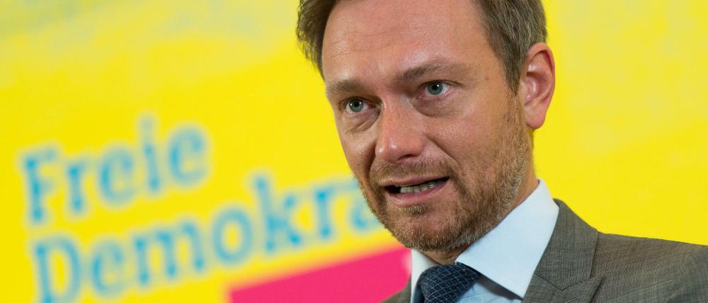 Christian Lindner ist seit Dezember 2013 Vorsitzender der FDP, damals war er 34 Jahre und damit der jüngste Parteichef der Liberalen aller Zeiten. Er verweist gerne darauf, dass Angela Merkel und Martin Schulz über 60 Jahre seien, und er als Jüngerer einen anderen Blick auf Themen wie Innovation und Technik habe, einen mutigeren. 