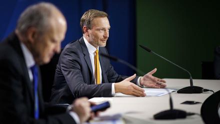 Bundesfinanzminister Christian Lindner will Arbeitnehmer und -geber steuerlich entlasten.