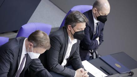 Vorbildlich neutrale Masken: Finanzminister Christian Lindner (FDP), Wirtschaftsminister Robert Habeck (Grüne) und Kanzler Olaf Scholz (SPD)